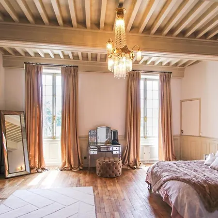Chateau De Cadres